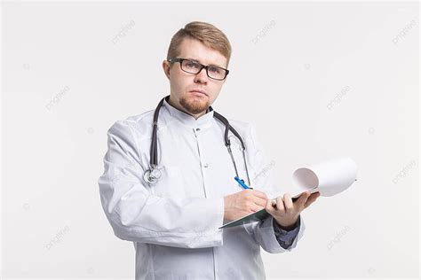 طبيب أطفال يكتب وصفة طبية على خلفية بيضاء كتابة عيادة طبيب الأطفال صورة والصورة للتنزيل المجاني