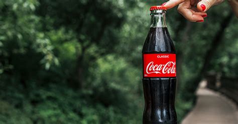 Algunas acciones de la bolsa seducen a los comerciantes por la popularidad de la compañía que las emite, como es el caso de las acciones de coca cola. Coca-Cola reactiva su publicidad con esta emotiva campaña ...