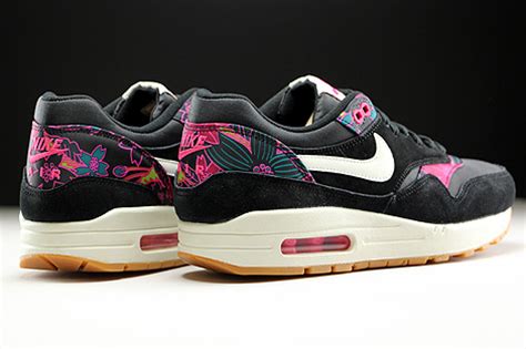 Set the flag and accouterments as well. Nike WMNS Air Max 1 Print Schwarz Pink Tuerkis Creme ...