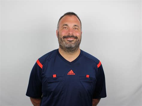 Milli futbolcu burak yılmaz, kral tezahüratlarıyla sahneye davet edilirken keyifli anların yaşandığı törende, milli futbolcular burak yılmaz, yusuf yazıcı, zeki çelik ile diğer futbolcular kupayı kaldırarak. FC Viktoria Enzberg 1909 e.V - Schiedsrichter