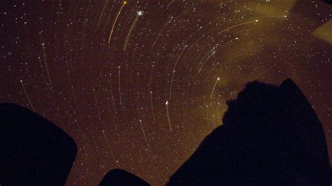 Bij grotere stukken die niet volledig verbranden maar gedeeltelijk als meteoriet op de aarde neerkomen, ontstaat bij het passeren van de dampkring een bolide (vuurbol). Goede avond voor vallende sterren | NOS