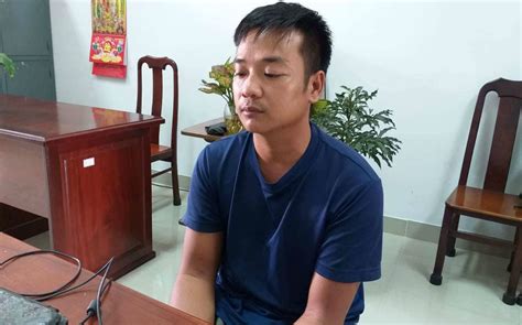 Mang hung khí đến nhà người khác thách đấu, một thanh niên bị chém chết. Bị đổ rượu lên người, khách tức tối đâm chết nhân viên ...