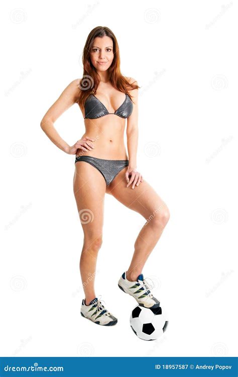 Femme De Beautilful Dans Le Bikini Posant Avec La Bille De Football Image Stock Image Du Dame