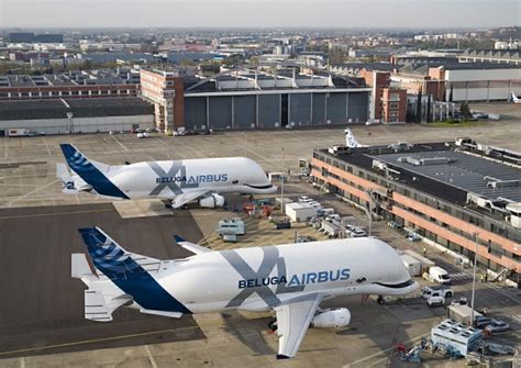 The Battle Of The Beasts The Boeing Dreamlifter Vs Airbus Beluga Xl