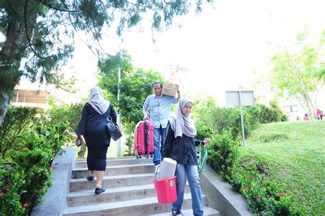 Pemohon boleh memohon hadiah pengajian institut pengajian tinggi (hpipt) berjumlah rm1,000 mulai hari ini. FOTO Teruja Anak Masuk Universiti, Moment Parents Angkut ...