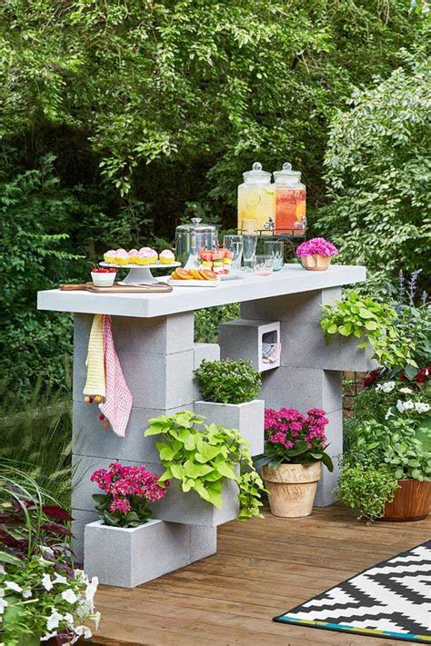 Now that our garden is winding i am have been pondering a bench/raised bed as walls idea for our patio around a fire, for awhile. 20+ Cool Ways To Use Cinder Blocks In The Garden | Decor ...