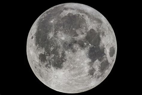 The full moon is born within 14 to 15 days after a new moon is conceived. Close-up Of The Harvest Full Moon Photograph by Alan Dyer