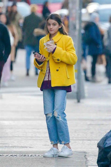 On friday, katie took to her instagram. Suri Cruise é puro estilo enquanto toma café em Nova York ...