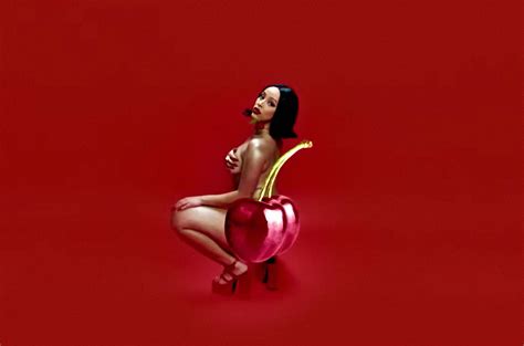 I keep it juicy juicy, i eat that lunch (yeah) she keep that booty booty, she keep that plump (yeah yeah) that natural beauty beauty, yeah, yeah. Doja Cat recluta a Tyga para el nuevo remix de 'Juicy'