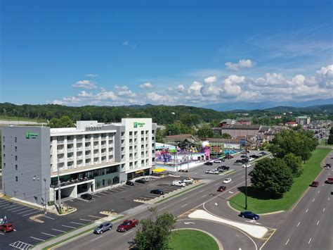 Hotel near The Island in Pigeon Forge | Holiday Inn & Suites Pigeon