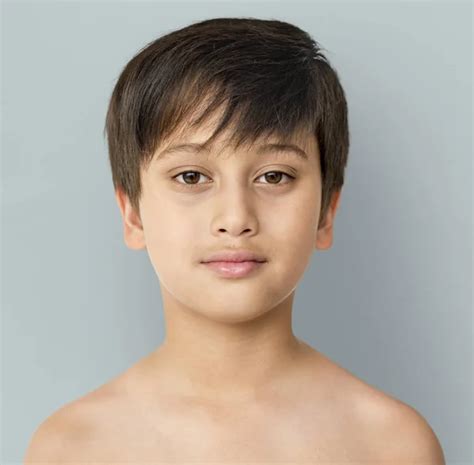 Petit garçon avec poitrine nue image libre de droit par Rawpixel