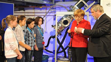 Bundeskanzlerin Merkel Besucht Dlr Und Esa In Köln