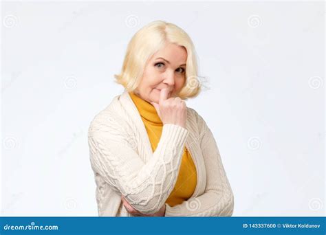 Blonde Oudere Vrouw Die En Camera Glimlachen Bekijken Stock Foto Image Of Midden Gelukkig
