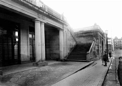 Praza de Portugal. Escalinata de acceso desde a rúa ...