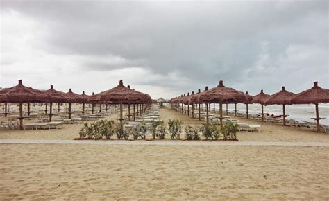 Rows Of Beach Umbrellas And Sun Loungers On Beach — Clouds Abruzzo