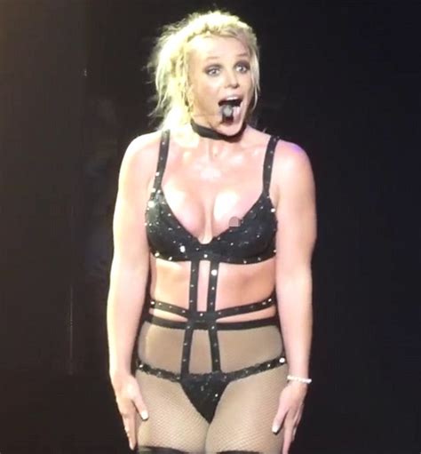 Britney Spears Se Descuida E Mostra Demais Em Show Nos Eua Monet