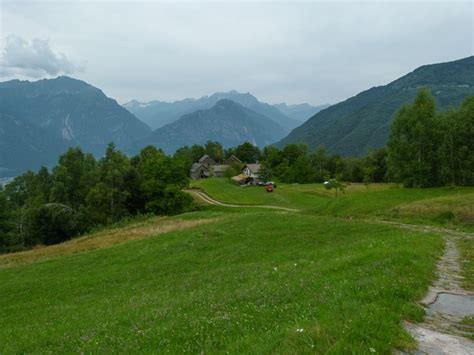 Si percorre dapprima una strada non asfaltata poi per prati si raggiunge una strada sterrata che passa. Salita all'Alpe Briasca | Parco Nazionale della Val Grande