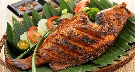 Bakar ikan dengan arang tanpa digoreng dan olesi dengan bumbu margarin sesuai selera. 15 Resep Ikan Bakar yang Bisa Anda Coba Dirumah