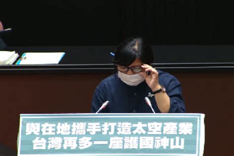 May 31, 2021 · 全國防疫三級警戒，各場所須實聯制出入，台北市政府原研議將「台北通」實聯制系統開放民間、並協助其他縣市使用等，但因政委唐鳳開發1922簡訊. 法政 | 世界民報