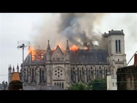 Die kathedrale von nantes brannte, ein großeinsatz war die folge. Wahrzeichen in Flammen - Anwohner filmt den Brand der ...