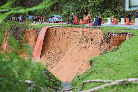 batang kali landslide police vehicle leaves sar site more bodies found [nsttv] new straits