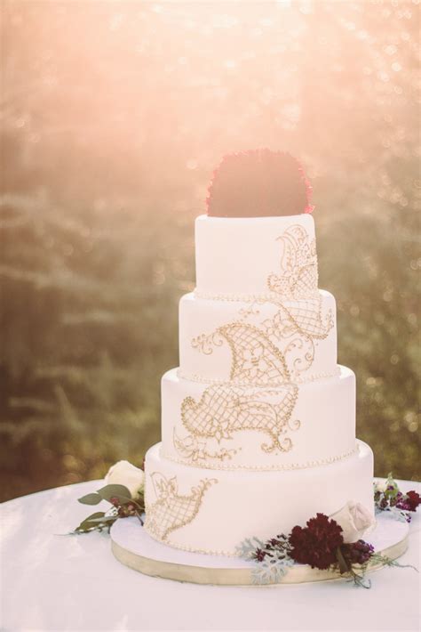 You'll find all our wedding cake ideas to suit your theme, whether you're having an intimate reception or a big wedding. 25 Amazing All-White Wedding Cakes - crazyforus