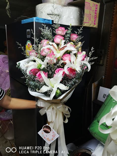 วาเลนไทน์สายโหด ราคากุหลาบพุ่งพรวด ดอกละ 100 บาท. ช่อดอกกุหลาบ ลิลลี่ | ของขวัญวันครบรอบ, ลิลลี่