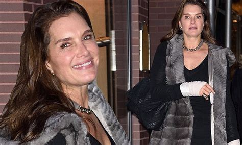 Brooke Shields Enjoys Shopping Break In Ny After Double Hand Surgery