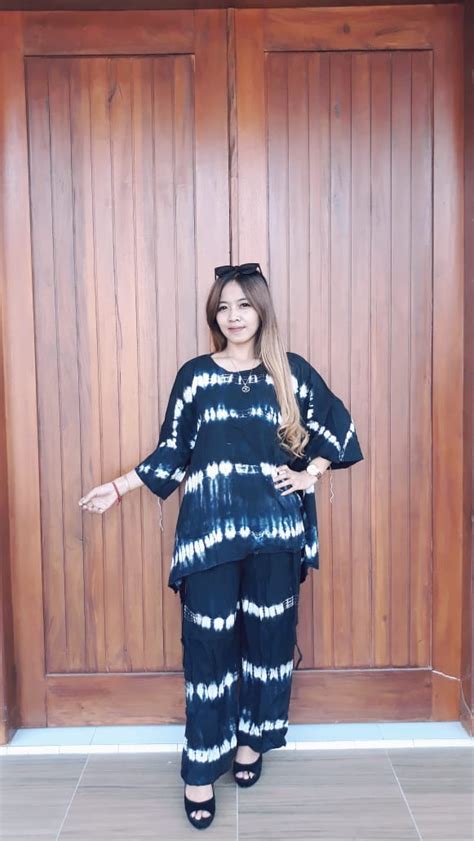 Ootd tie dye hijab bisa dijadikan inspirasi agar tampilan hijabers makin kece dan kekinian. Jual One Set Sayap Tie Dye Jumputan Lengan 3/4 | THEBATIK ...
