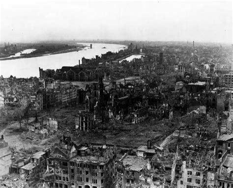 Köln 1945 nach dem weltkrieg: A panoramic view of the city of Köln (Cologne) 1945 ...