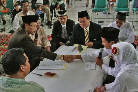Pada asasnya, seperti yang telah dipersetujui oleh jumhur ulama', rukun nikah ada 5 perkara, iaitu: Ilmu & Pelajaran: Rukun Pernikahan