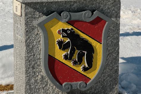 Kanton bern ) ist einer der 26 kantone der schweizerischen eidgenossenschaft. Berner Wappen mit Berner Bär auf dem Grimselpass - Grimsel ...