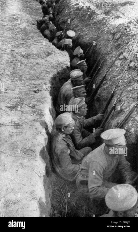 Los Soldados Rusos En Una Trinchera Durante La Primera Guerra Mundial 1916 Fotografía De Stock