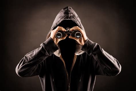 Sebagai kata kerja perbedaan antara menguntit dan menguntit. Panduan Praktis bila Dokter Menjadi Korban Stalking ...