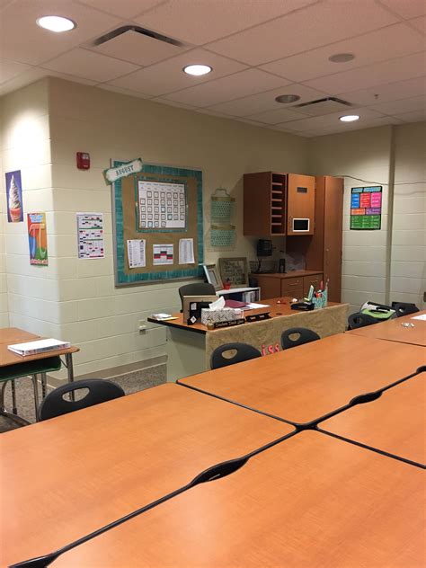 Classroom layout is not just a matter of rearranging chairs, but rather of purposefully rearranging a classroom to achieve desired outcomes. Classroom layout, Classroom transformation (With images ...