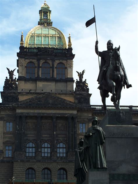 Co se petřínské rozhledny týče, ani její vzhled není původní. Národní muzeum - hlavní budova - Architektonická památka ...
