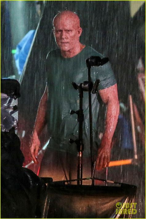 Photo Ryan Reynolds Deadpool Is Unmasked For Rainy Sequel Scene 30