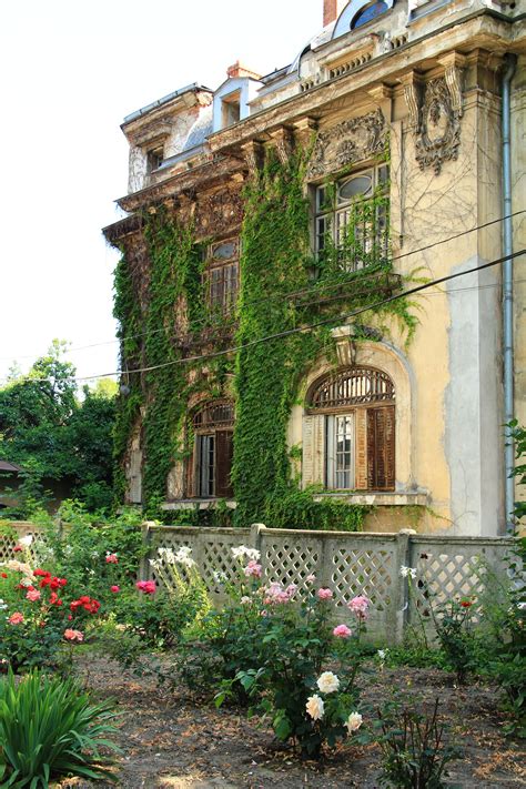A part savoir qu'il s'agit de la capitale de la roumanie, nous ne connaissions pas grand chose de cette ville. old villa, seen @ bucharest | Architecture building ...