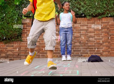 Niños Multiétnicos Jugando En El Patio De Recreo De La Escuela