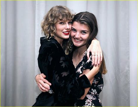 Taylor Swift Fans Share Fun Photos From London Secret Session Photo