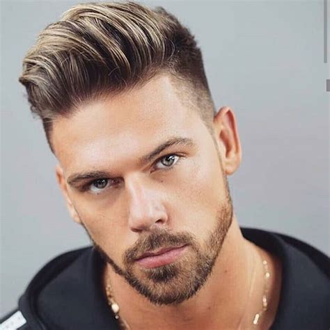 Although undercut is the cooler more popular style but under these situations fade will be your best companion! Elegant Frisuren Männer Undercut Kurz in 2020 | Haar ...