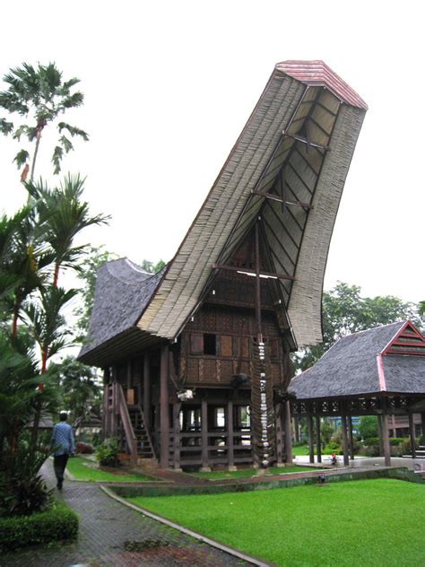 Rumah Adat Sulawesi Selatan Tts