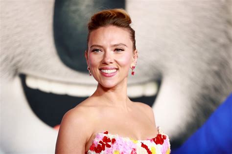 Scarlett Johansson Showed Sexy Legs At The Premiere Of Sing 2 15