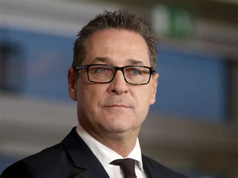 Österreichs vizekanzler strache bietet rücktritt an. Rassistische Karikaturen: Strache verteidigt EGS-Leiter ...