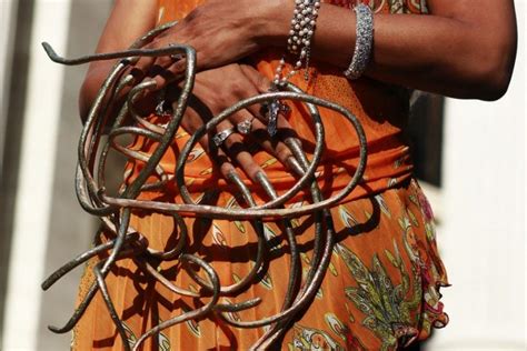 Woman With Worlds Longest Fingernails See How She Texts With 20 Foot Nails Photos