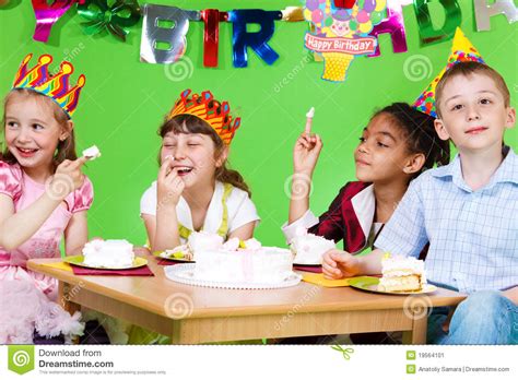 Weitere ideen zu kuchen, kuchen und torten, einfacher nachtisch. Kinder, die Kuchen essen stockbild. Bild von freude, grün ...