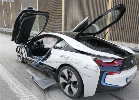 A bmw 8 series prototype has been involved in a serious crash in germany, resulting in one death and one heavily damaged m850i. BMW i8 Wrecked in Autobahn Crash