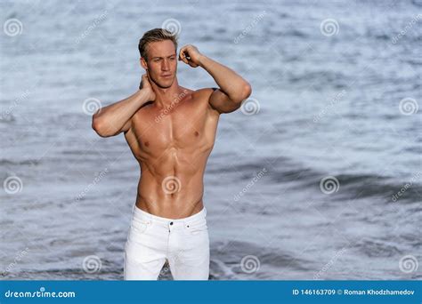 Hombre Atractivo Atl Tico Muscular En Los Pantalones Blancos Con Un Torso Desnudo En La Playa