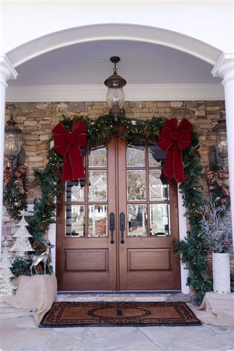 How To Decorate Your Front Door For Christmas Bluegraygal