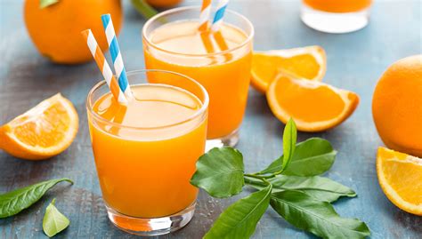 Orangensaft oder apfelsinensaft ist ein fruchtsaft, der durch auspressen von orangen hergestellt wird. Gefrier-Orangensaft ist gesünder als frischer
